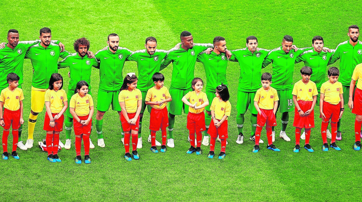 La selección de Arabia Saudí, con los «hijos de los mártires»