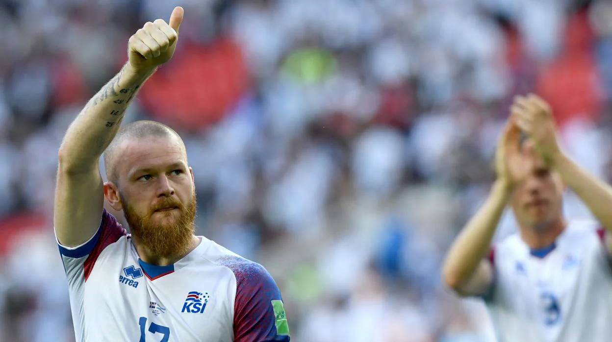 Gunnarsson saluda a los seguidores islandeses después del partido contra Argentina