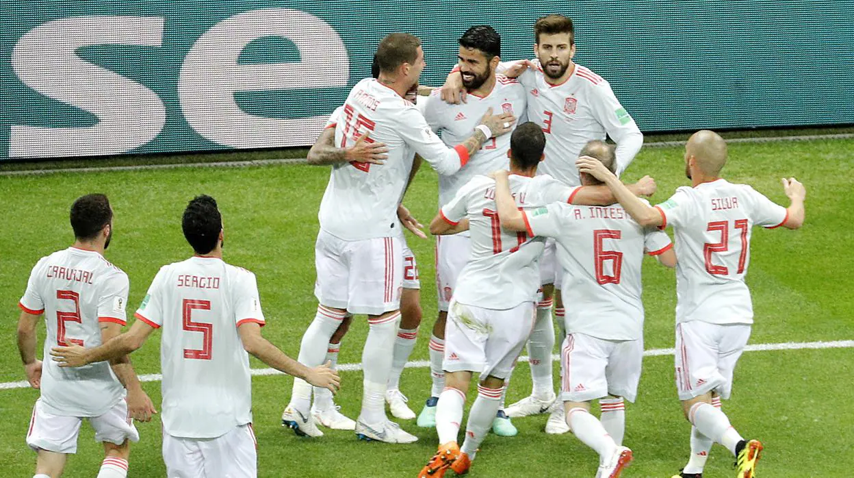 Los jugadores de la selección española celebran el gol marcado a Irán