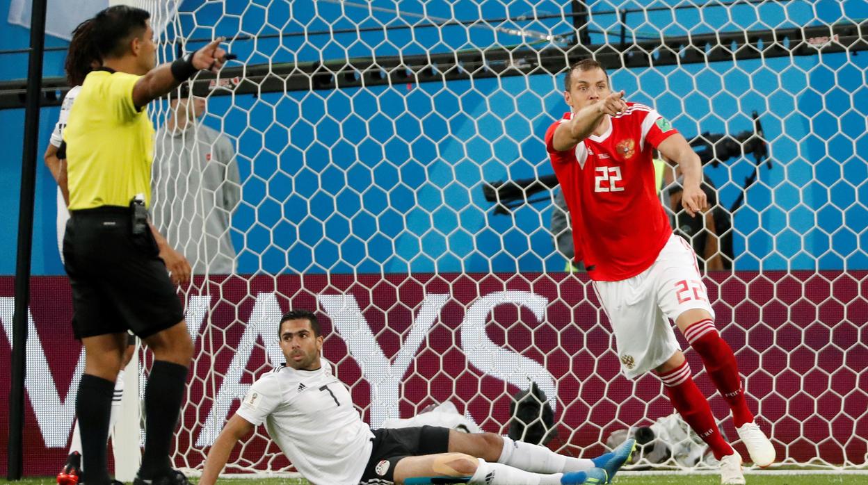 El delantero ruso, Dzyuba, celebra su gol ante Egipto