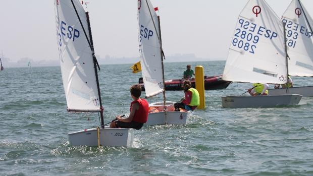 Puerto Sherry llega líder a la última jornada del andaluz por equipos de Optimist