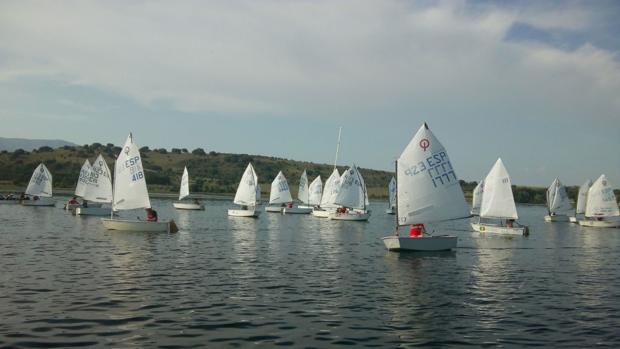 El escaso viento marca la primera jornada de la Copa de España de Optimist de Aguas Interiores