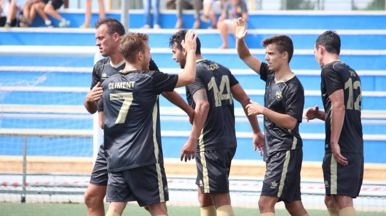 Los jugadores del Intercity de San Joan celebran un gol esta temporada