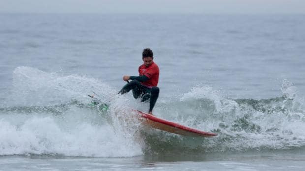 Las selecciones autonómicas ponen el color a la primera jornada del Campeonato de España de Surfing