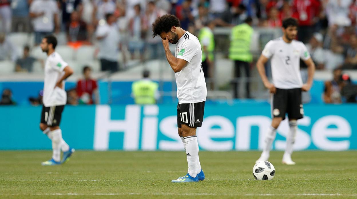 Los jugadores de Egipto lamentándose después de la derrota contra Arabia Saudí