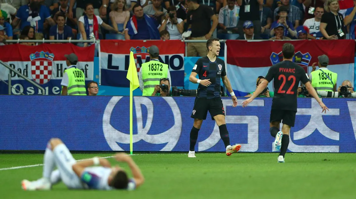 Los jugadores de Croacia celebran el gol de Perisic frente a Islandia