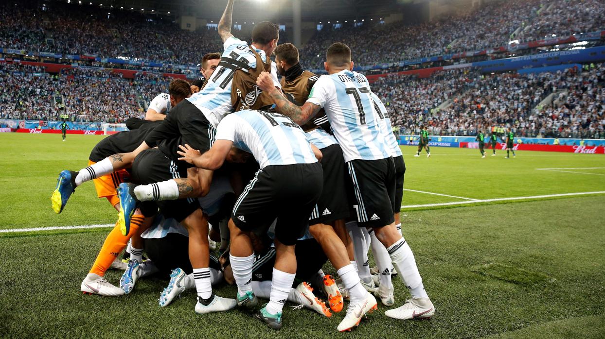 La selección argentina celebrando el gol que les daba la victoria ante Argentina en el Mundial