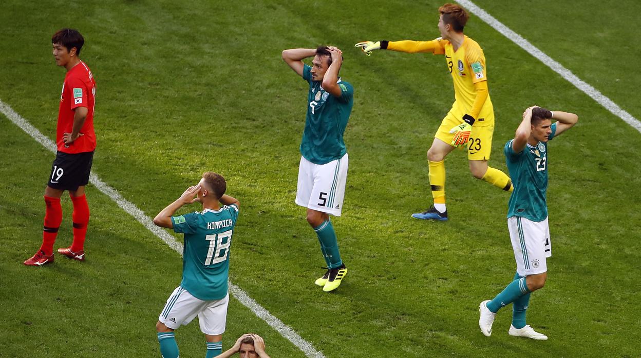 Desesperación de los jugadores de Alemania en el partido ante Corea del Sur