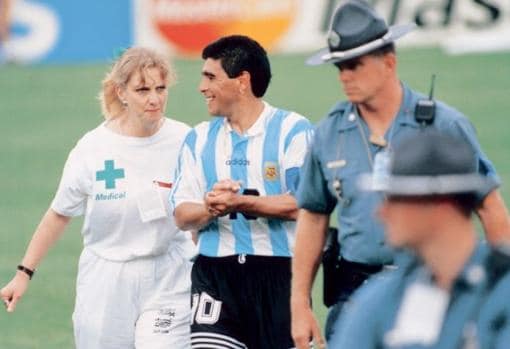 Maradona sale del campo tras jugar contra Nigeria en el Mundial de 1994