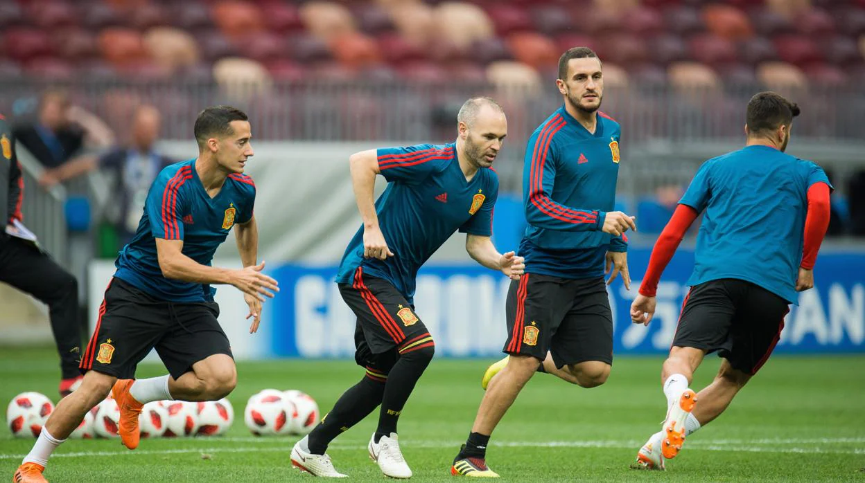 Iniesta, en un entrenamiento de la selección española junto a Koke y Lucas Vázquez, durante Mundial de Rusia