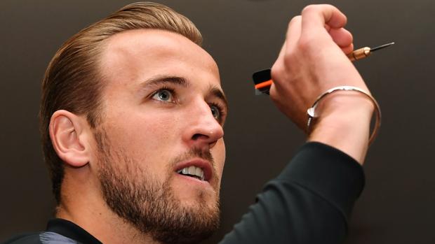 Harry Kane, certero hasta con los dardos