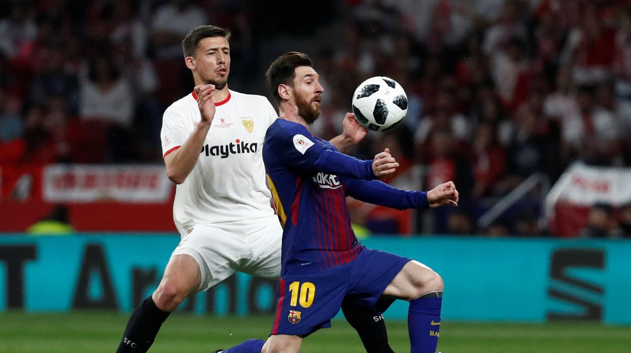 Lenglet trata de evitar el control del Messi durante un partido entre el Barcelona y el Sevilla