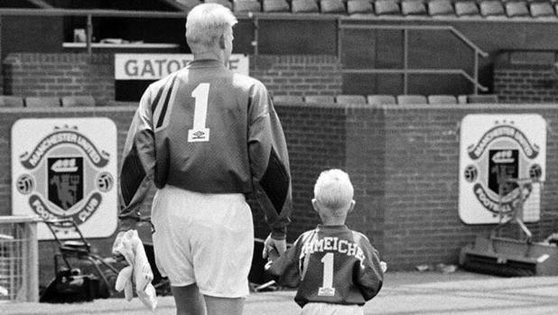 La emocionada felicitación del mítico Peter Schmeichel