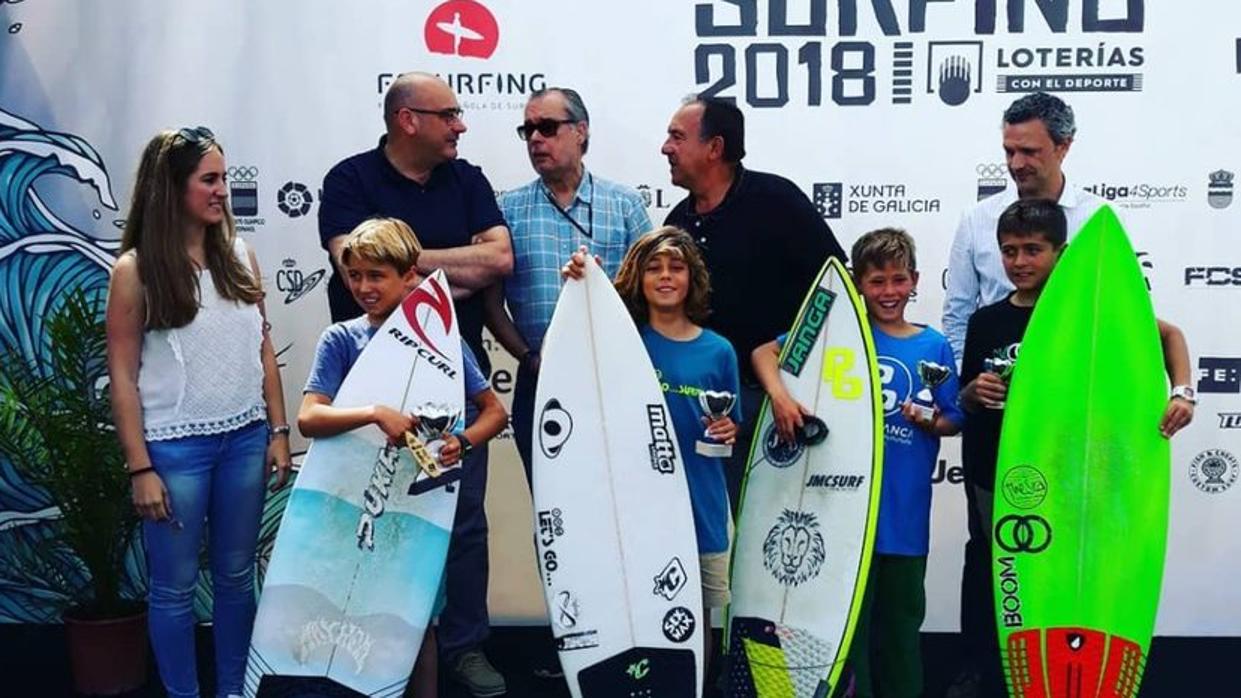 Álvaro de la Fuente, segundo por la izquierda, con sus compañeros tras la final