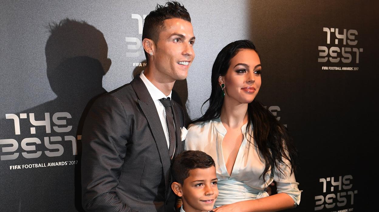 Cristiano Ronaldo, junto a su hijo y su novia en la gala de 2017