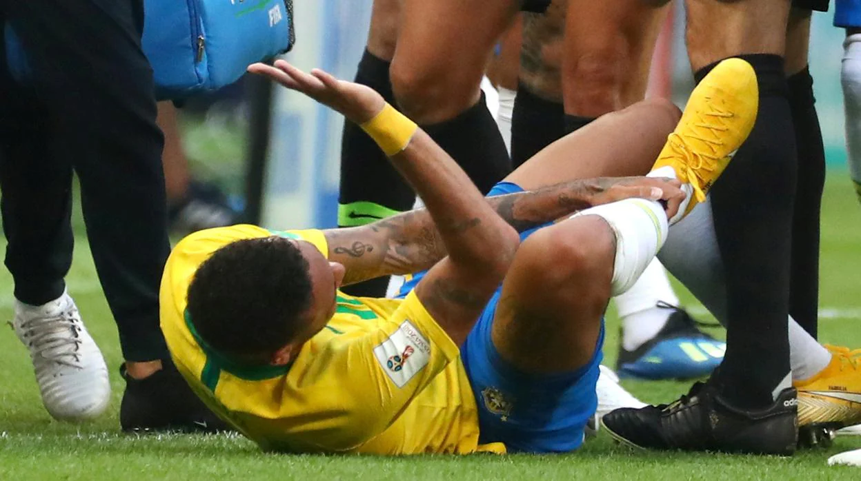Neymar se duele de una entrada tirado en el césped