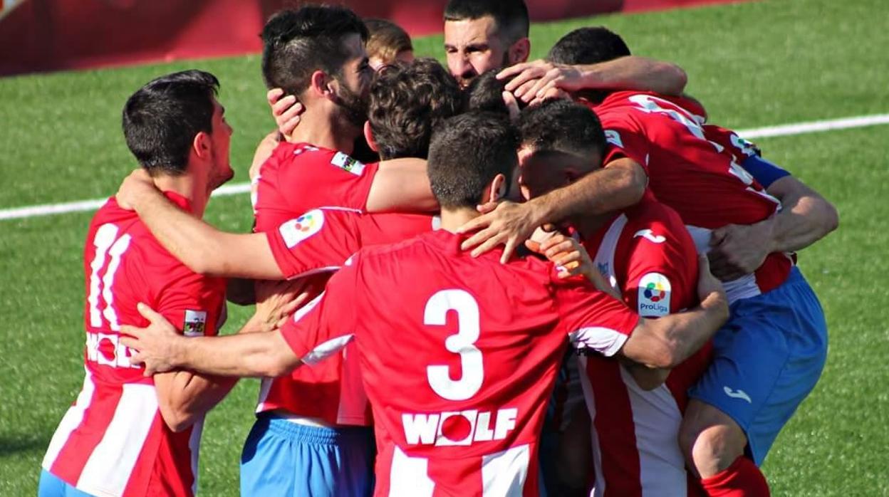 Los jugadores del Navalcarnero celebran un gol en un partido de la pasada temporada