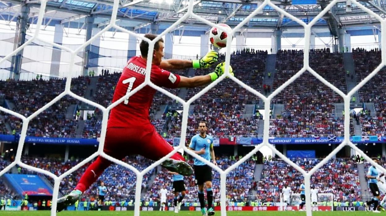 Muslera intenta despejar la pelota que acaba en su portería y supuso el 0-2 de Francia