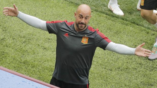 Rajada de Pepe Reina, indignado con el balón del Mundial