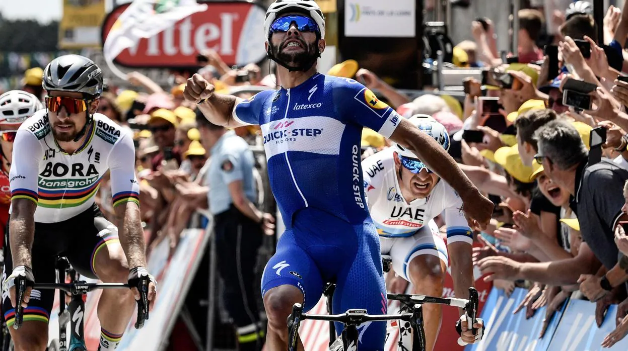 Fernando Gaviria celebra su victoria en la primera etapa del Tour 2018