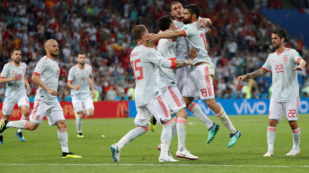 España celebra uno de los goles contra Portugal en el Mundial