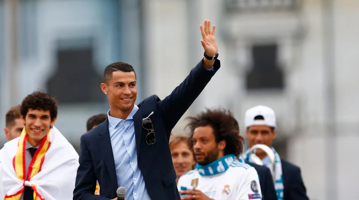 Ronaldo saludando a la afición en la Cibeles tras la consecución de la décimotercera
