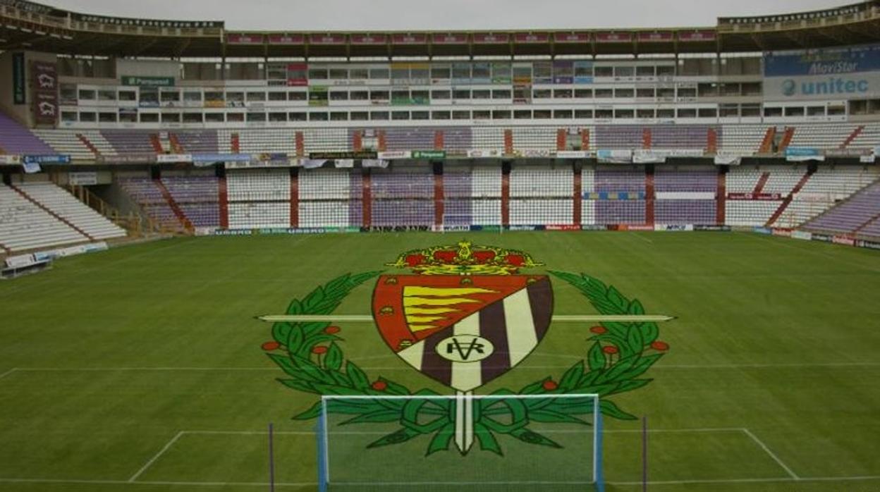 Montaje del escudo del Real Valladolid sobre la hierba del Estadio José Zorrilla