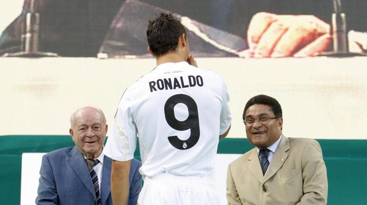 Cristiano Ronaldo en su presentación con el Real Madrid junto a Di Stefano y Eusebio