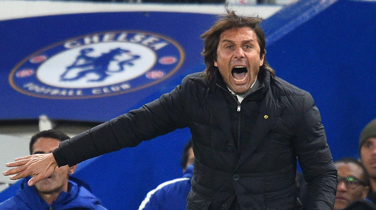 El Chelsea despide a Conte y espera a Sarri