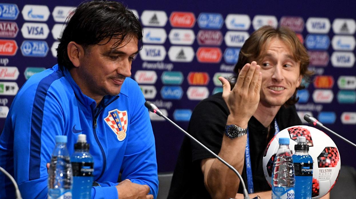 Dalic, seleccionador croata, junto a Luka Modric