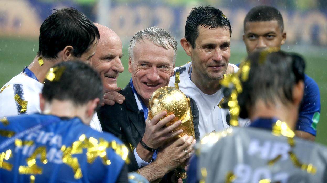 Deschamps y su cuerpo técnico, con el trofeo