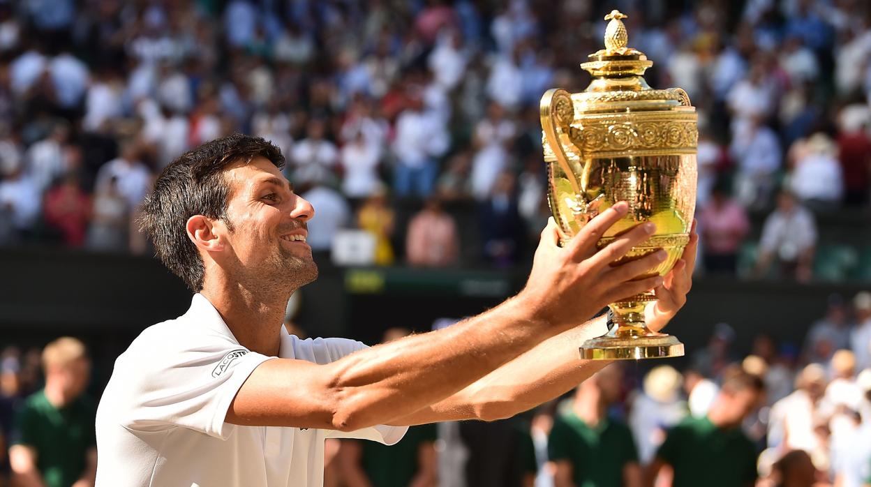 Djokovic le muestra el trofeo a su hijo y su mujer, presentes en el palco