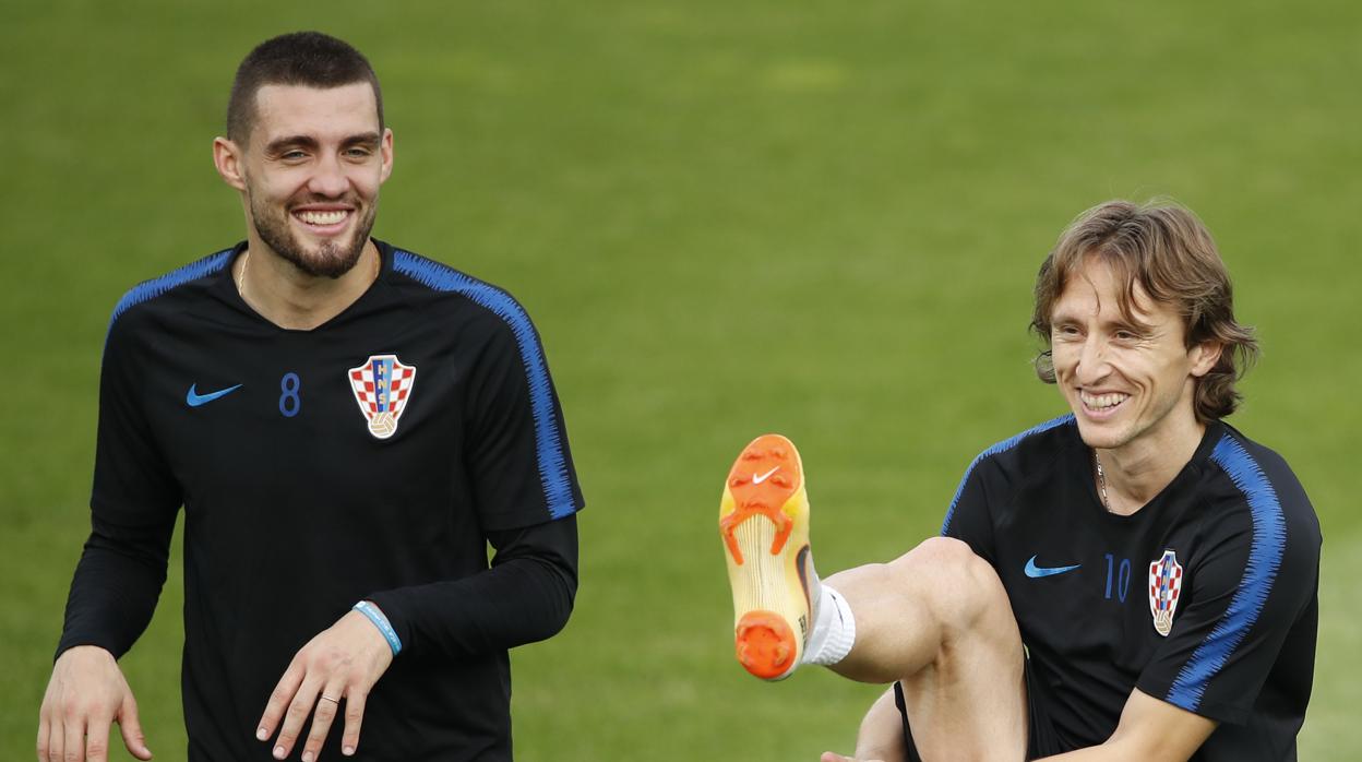 Mateo Kovacic y Luka Modric en un entrenamiento de Croacia antes de la final Mundial de Rusia contra Francia