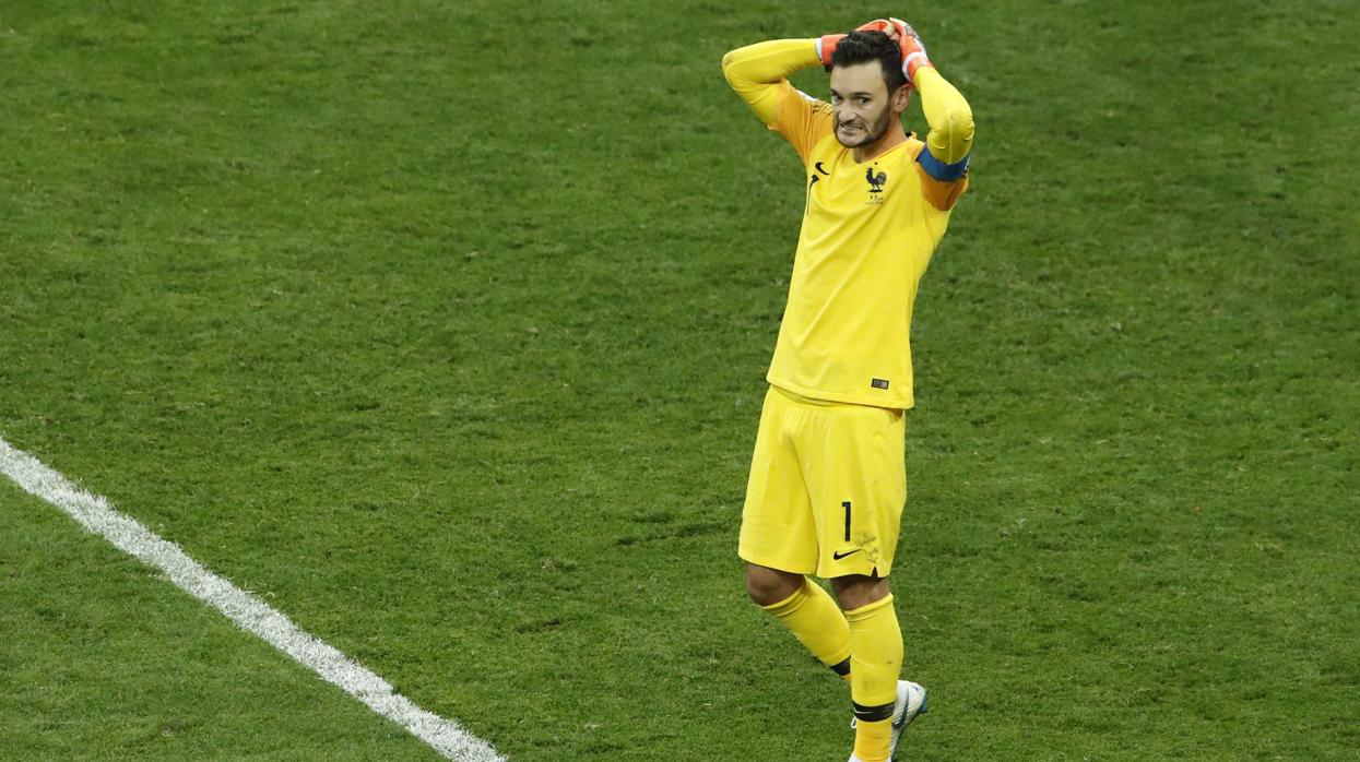 Hugo Lloris se lamenta tras regalar a Croacia el segundo tanto en la final del Mundial