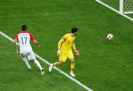 Mandzukic marca el segundo gol croata tras el regalo de Lloris