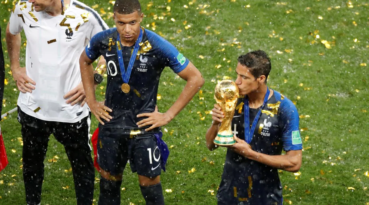 Varane besa la Copa del Mundo