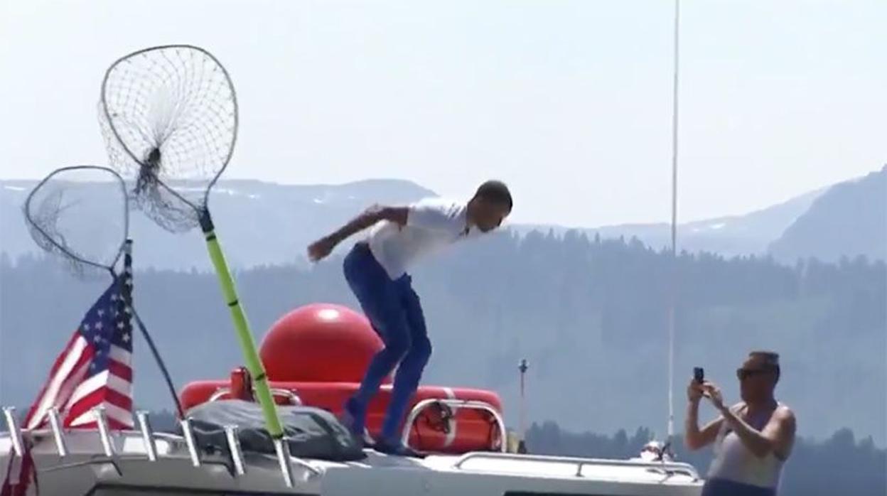 Stephen Curry a punto de saltar al lago Tahoe desde un yate