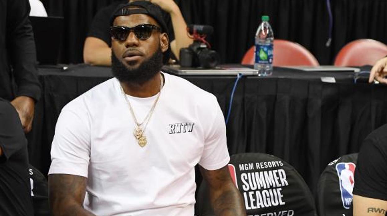 LeBron James en el banquillo del Detroit Pistons - Los Ángeles Lakers