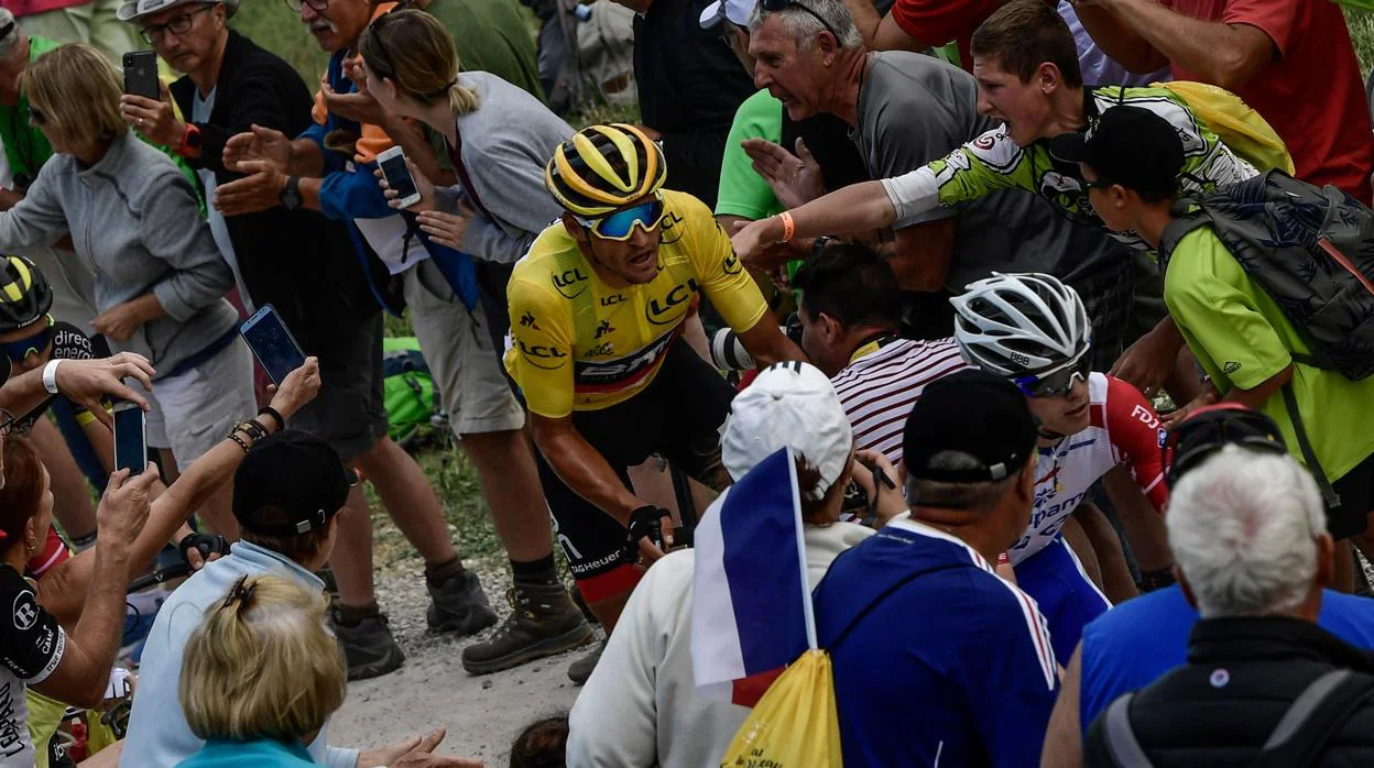 Van Avermaet honra el maillot amarillo en los Alpes