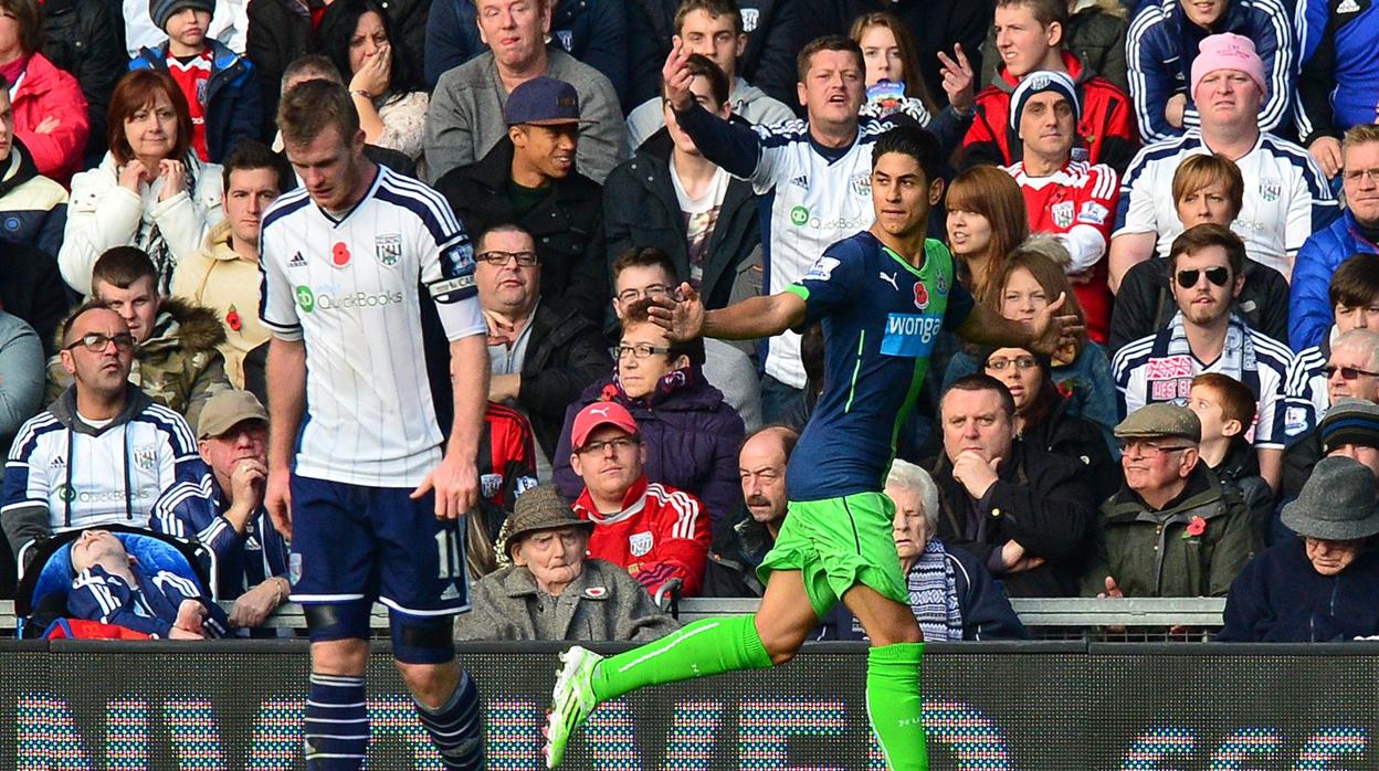 Ayoze Pérez al anotar un gol en la Premier League al West Bromwich Albion's en la temporada 2014