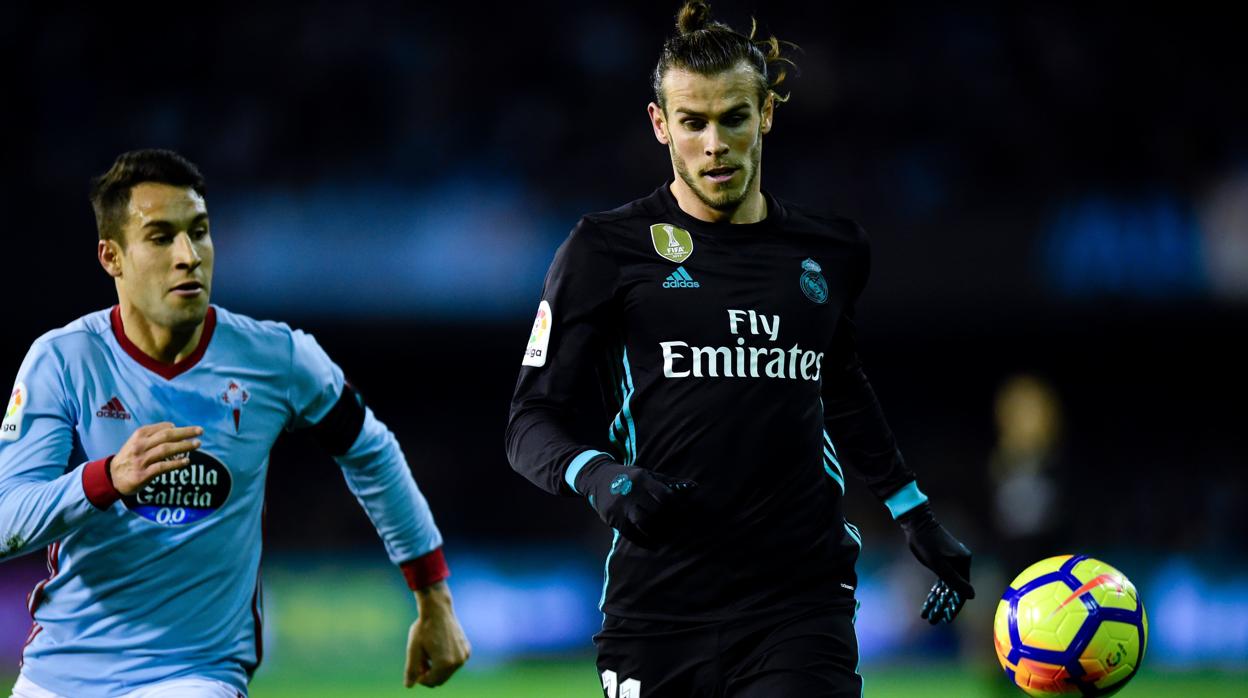 Bale en una disputa con el jugador del Celta, Hugo Mallo, en un partido de Liga en la pasada campaña