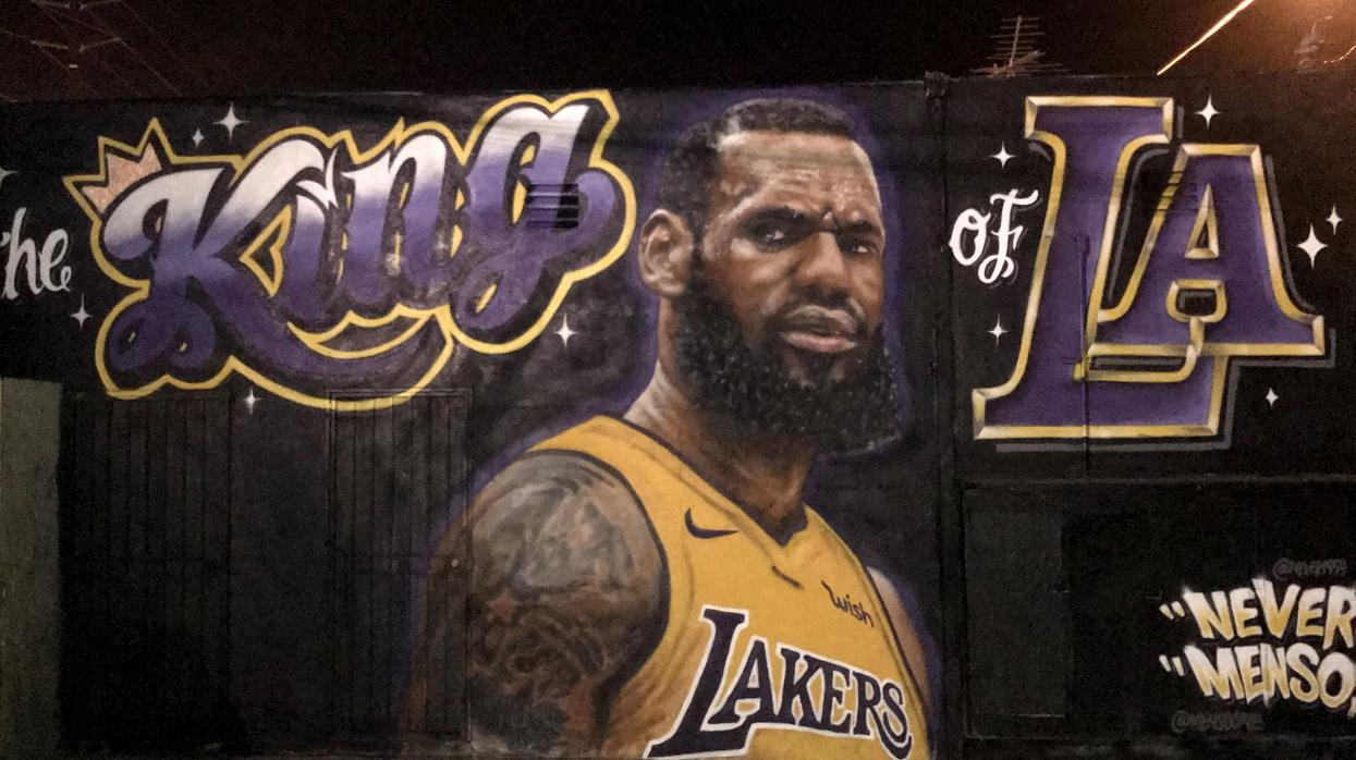 Un mural con la imagen de LeBron preside una pared en Los Ángeles