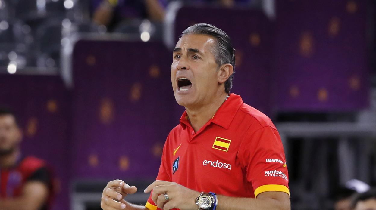 El seleccionador español, Sergio Scariolo, da indicaciones a sus jugadores