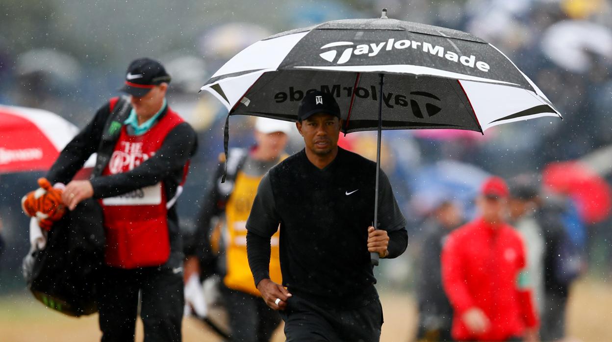 Tiger Woods fue uno de los protagonistas del día al sobreponerse al mal tiempo en Carnoustie