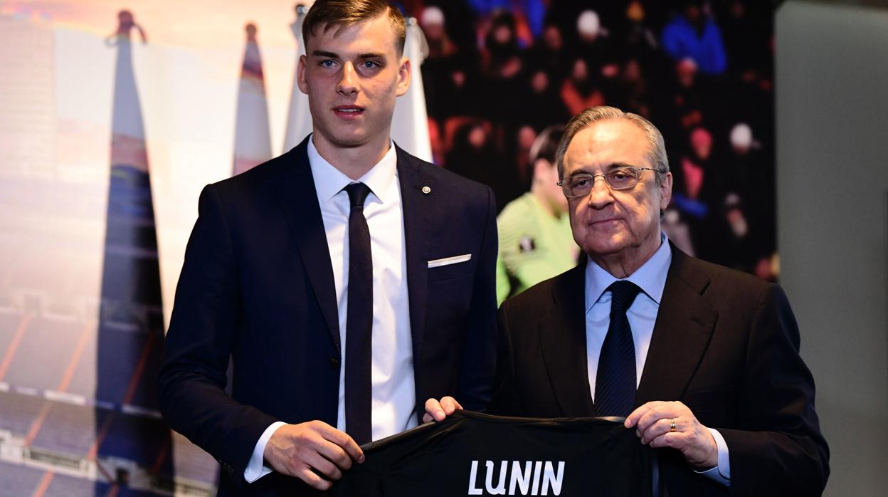 Lunin, el nuevo portero de 19 años del Real Madrid, posa junto con Florentino Pérez