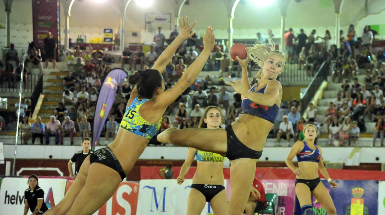 Jugadoras disputando la final del Arena 1000 de Antequera Playa