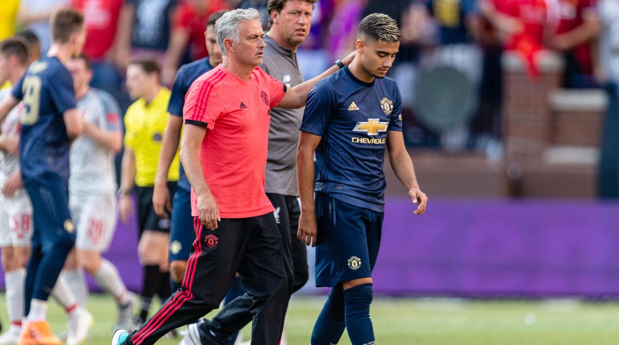 Mourinho consolando a Andres Pereira tras la abultada derrota ante el Liverpool en la International Champions Cup