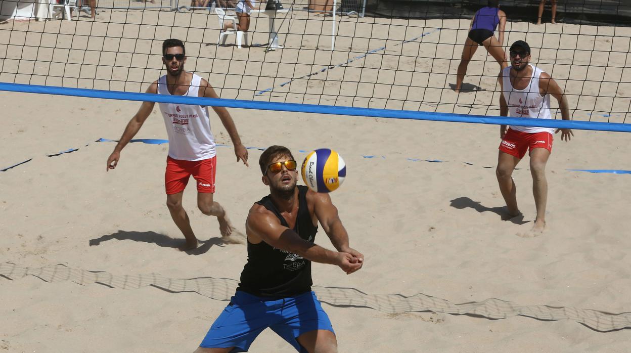 Los jugadores en I Torneo Voley Playa Cádiz CF 2012