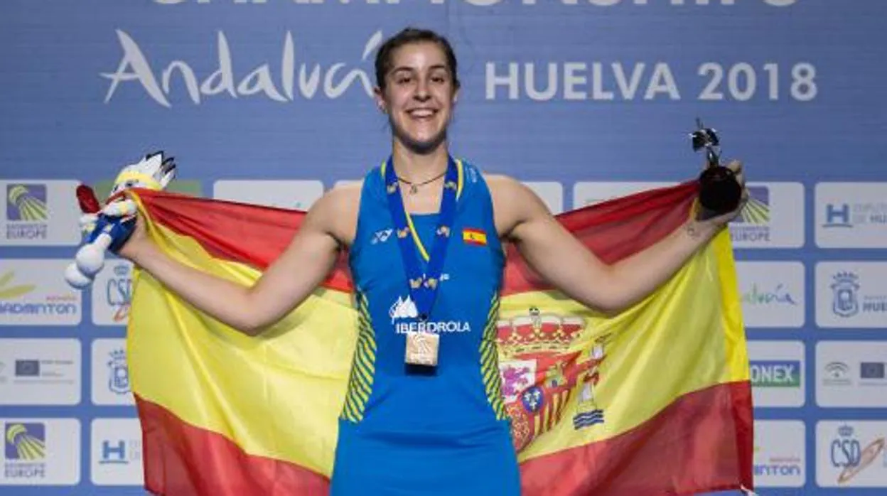 Carolina Marín posa en su tierra natal con el título de campeona de Europa