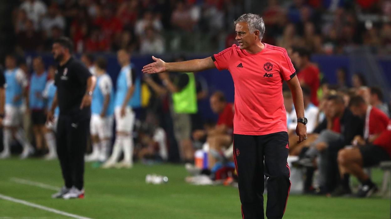 Mourinho como técnico del Manchester nited durante la International Champions Cup ante el AC Milan